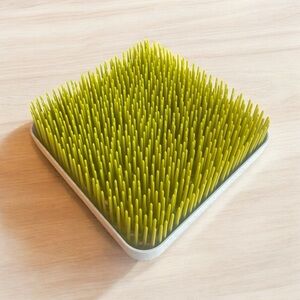 Boon bottle and glass Green and White Grass Organizer Accessory